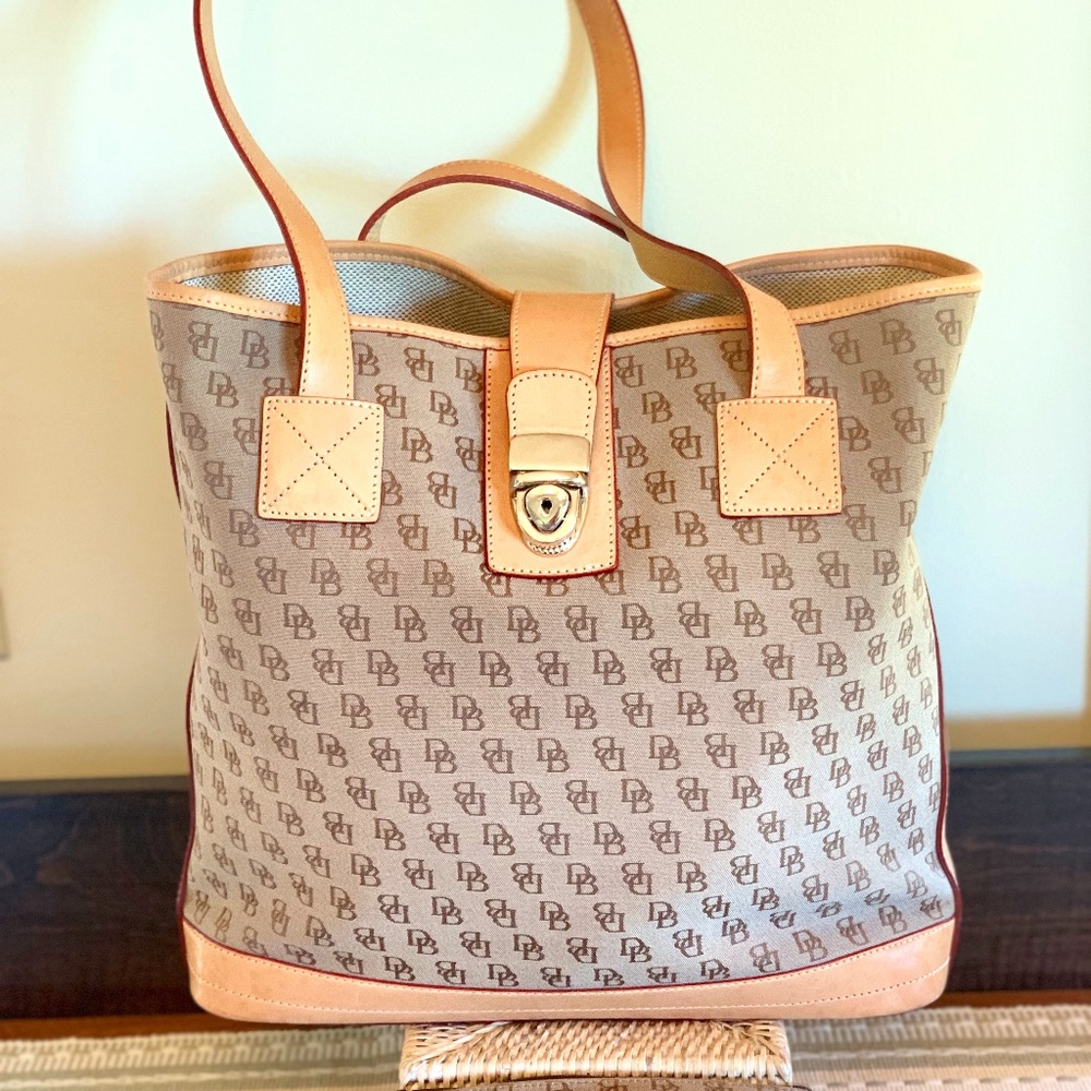 โ๏ธGUC Dooney & Bourke Signature top handle shoulder bag w/leather trim - Picture 1 of 15